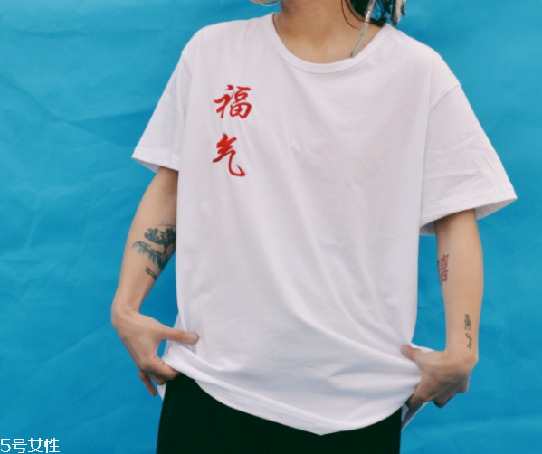 白色t恤搭配什么短褲 純白t恤怎么搭配 白色t恤搭配什么短褲 純白t恤怎么搭配