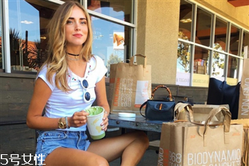 白色t恤搭配什么短褲 純白t恤怎么搭配 白色t恤搭配什么短褲 純白t恤怎么搭配