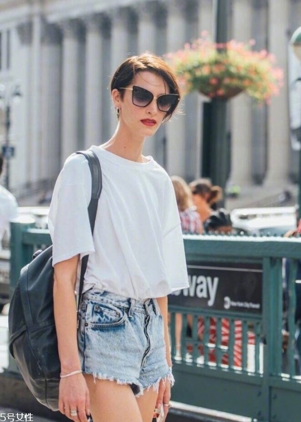 白色t恤搭配什么短褲 純白t恤怎么搭配 白色t恤搭配什么短褲 純白t恤怎么搭配