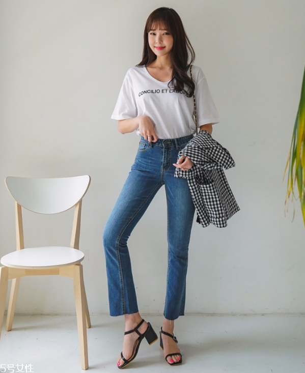 白色t恤搭配什么短褲 純白t恤怎么搭配 白色t恤搭配什么短褲 純白t恤怎么搭配