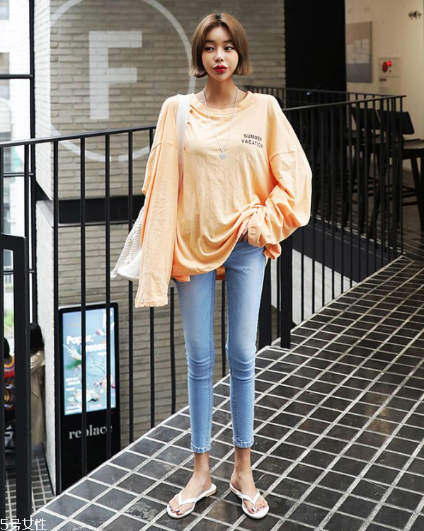 白色t恤搭配什么短褲 純白t恤怎么搭配 白色t恤搭配什么短褲 純白t恤怎么搭配