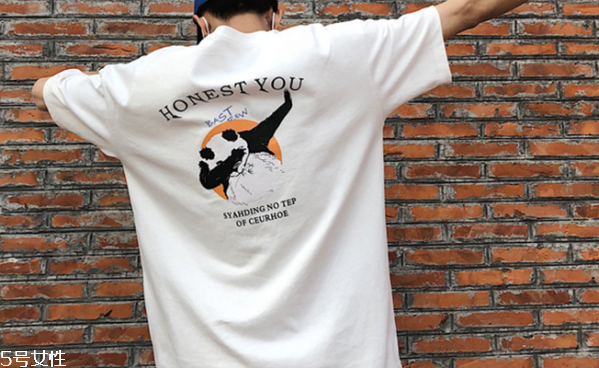 白色t恤搭配什么短褲 純白t恤怎么搭配 白色t恤搭配什么短褲 純白t恤怎么搭配