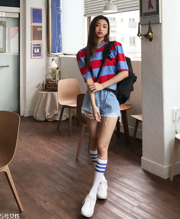 白色t恤搭配什么短褲 純白t恤怎么搭配 白色t恤搭配什么短褲 純白t恤怎么搭配