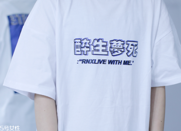 白色t恤搭配什么短褲 純白t恤怎么搭配 白色t恤搭配什么短褲 純白t恤怎么搭配