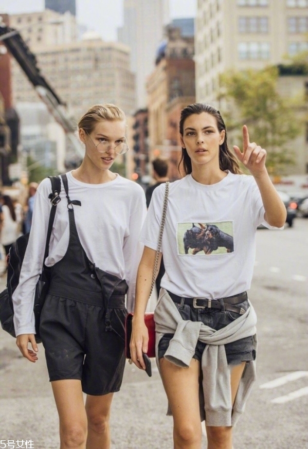 白色t恤搭配什么短褲 純白t恤怎么搭配 白色t恤搭配什么短褲 純白t恤怎么搭配