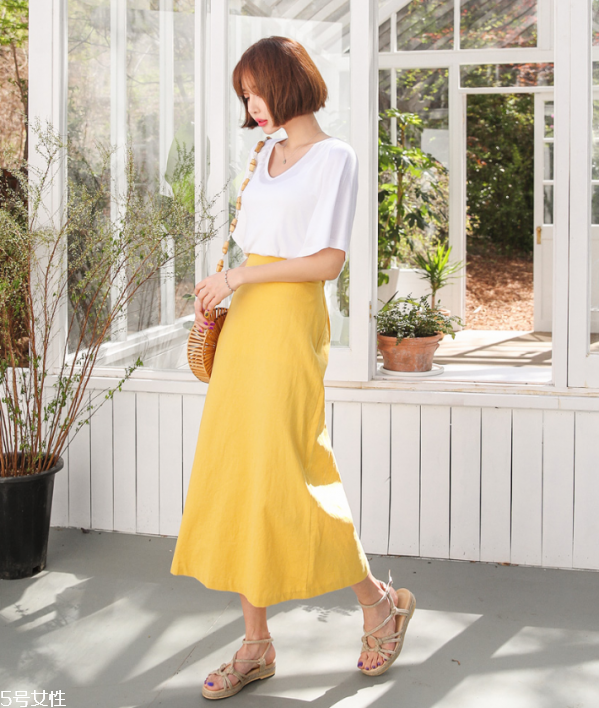 白色t恤搭配什么短褲 純白t恤怎么搭配 白色t恤搭配什么短褲 純白t恤怎么搭配