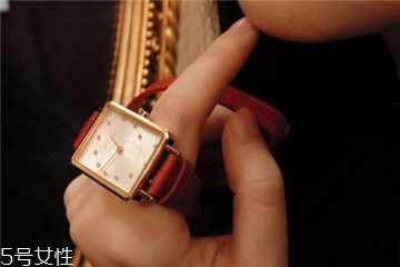 手表調(diào)時(shí)間的旋鈕叫什么？手表旁邊的旋鈕叫什么？