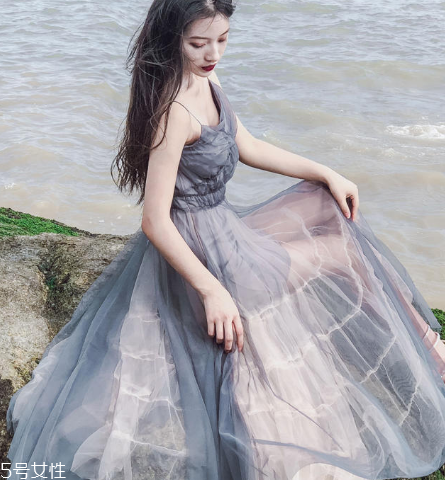 吊帶連衣裙怎么穿好看？夏季吊帶連衣裙搭配圖片