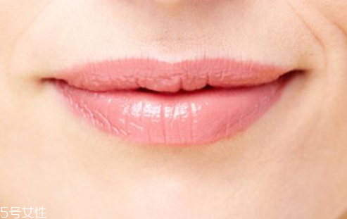 嘴唇長皺紋怎么預(yù)防 嘴唇長皺紋的預(yù)防方法 嘴唇長皺紋怎么預(yù)防 嘴唇長皺紋的預(yù)防方法