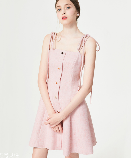 粉色裙子怎么搭配？粉色裙子搭配圖片