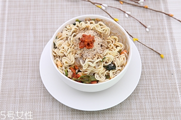 方便面和米飯哪個(gè)熱量高？方便面和米飯哪個(gè)更容易長(zhǎng)胖？