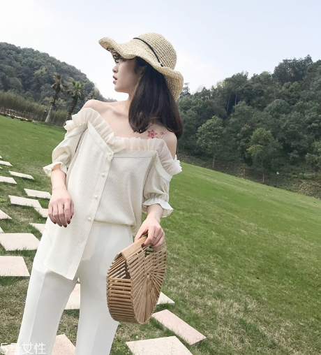 今年夏天流行什么樣的一字肩上衣？一字肩上衣穿搭圖片