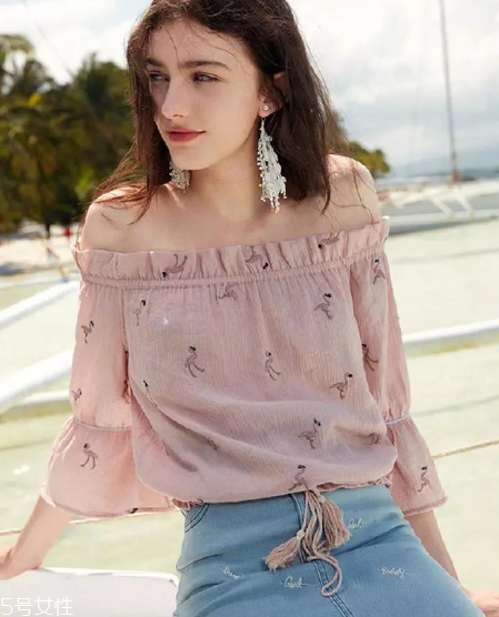 今年夏天流行什么樣的一字肩上衣？一字肩上衣穿搭圖片