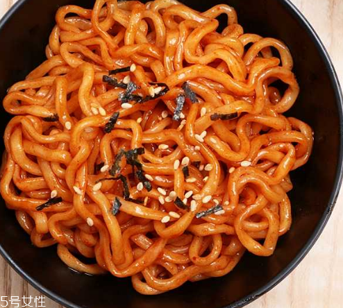 方便面沒泡熟可以吃嗎？半生不熟的泡面可以吃嗎？