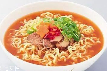 方便面沒泡熟可以吃嗎？半生不熟的泡面可以吃嗎？