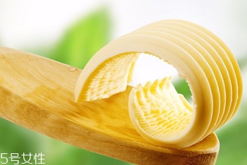 黃油可以直接抹頭發(fā)嗎 黃油抹頭發(fā)的功效 黃油可以直接抹頭發(fā)嗎 黃油抹頭發(fā)的功效