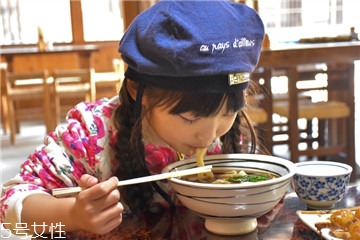 舌頭被燙了怎么辦 不小心燙到舌頭怎么辦 舌頭被燙了怎么辦 不小心燙到舌頭怎么辦