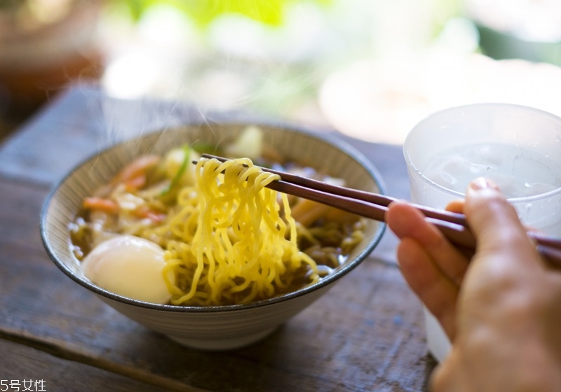 舌頭被燙了怎么辦 不小心燙到舌頭怎么辦 舌頭被燙了怎么辦 不小心燙到舌頭怎么辦