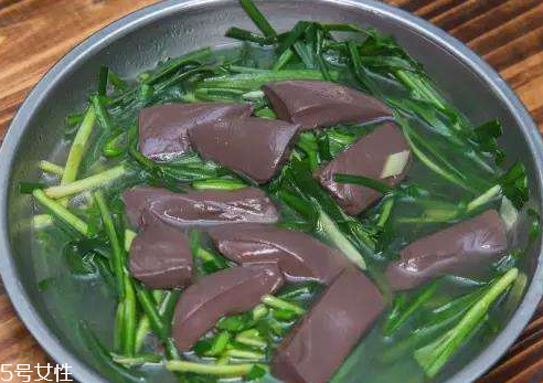 雞血的家常做法 酸辣雞血怎么做？