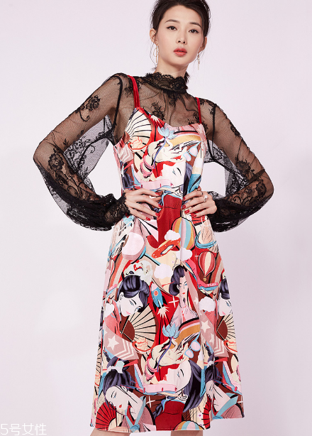 吊帶裙怎么穿顯瘦？吊帶裙顯瘦搭配技巧