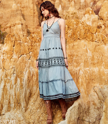 吊帶裙怎么穿顯瘦？吊帶裙顯瘦搭配技巧