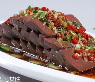 雞血弄衣服上了怎么辦？雞血洗得干凈嗎？