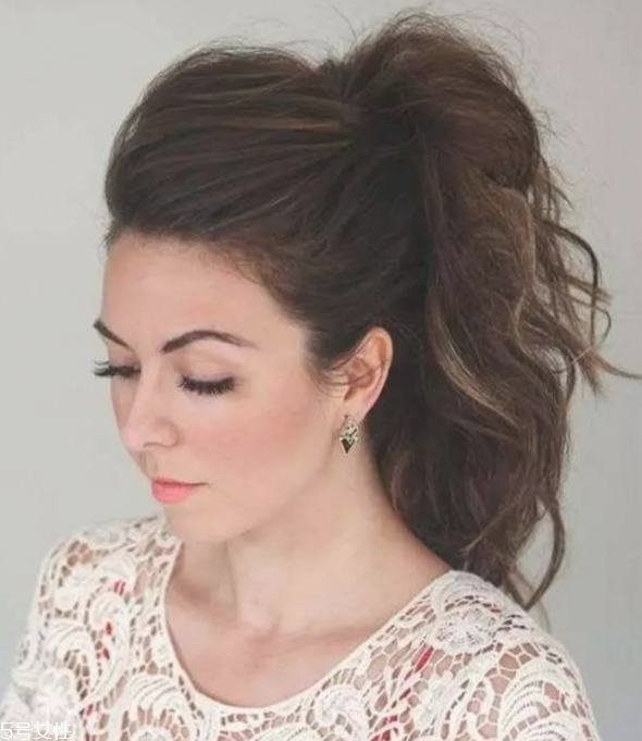 2018流行馬尾的扎法 簡(jiǎn)單的低馬尾編發(fā) 2018流行馬尾的扎法 簡(jiǎn)單的低馬尾編發(fā)