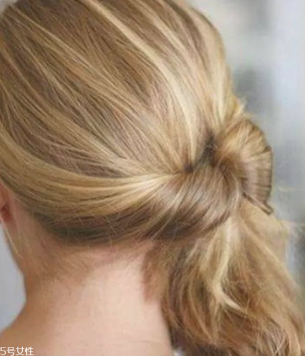 2018流行馬尾的扎法 簡(jiǎn)單的低馬尾編發(fā) 2018流行馬尾的扎法 簡(jiǎn)單的低馬尾編發(fā)