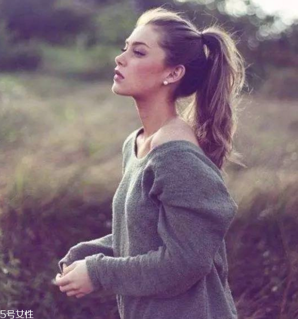 2018流行馬尾的扎法 簡(jiǎn)單的低馬尾編發(fā) 2018流行馬尾的扎法 簡(jiǎn)單的低馬尾編發(fā)