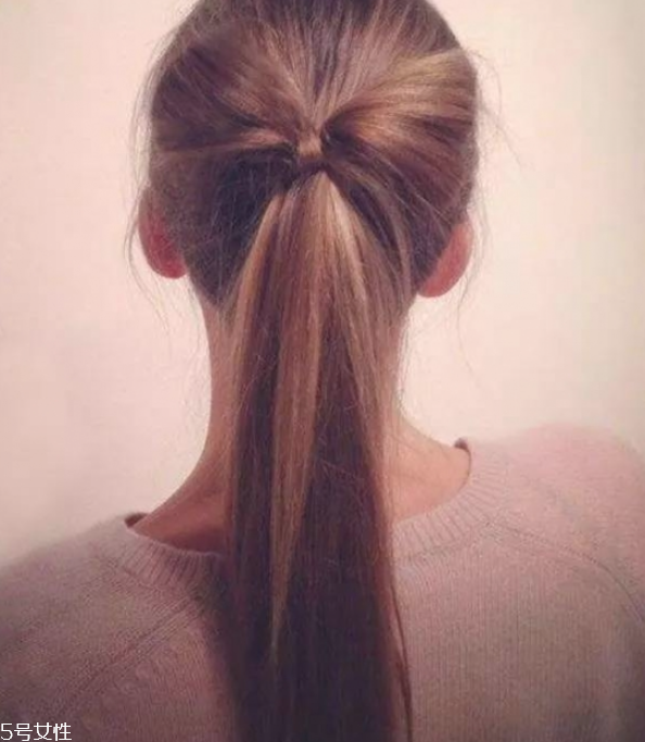 2018流行馬尾的扎法 簡(jiǎn)單的低馬尾編發(fā) 2018流行馬尾的扎法 簡(jiǎn)單的低馬尾編發(fā)