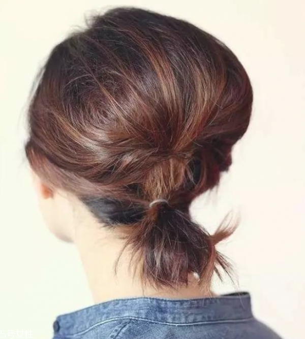 2018流行馬尾的扎法 簡(jiǎn)單的低馬尾編發(fā) 2018流行馬尾的扎法 簡(jiǎn)單的低馬尾編發(fā)