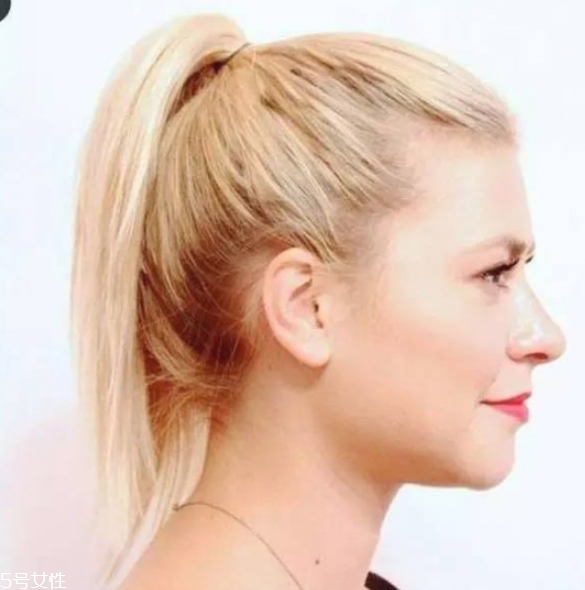 2018流行馬尾的扎法 簡(jiǎn)單的低馬尾編發(fā) 2018流行馬尾的扎法 簡(jiǎn)單的低馬尾編發(fā)