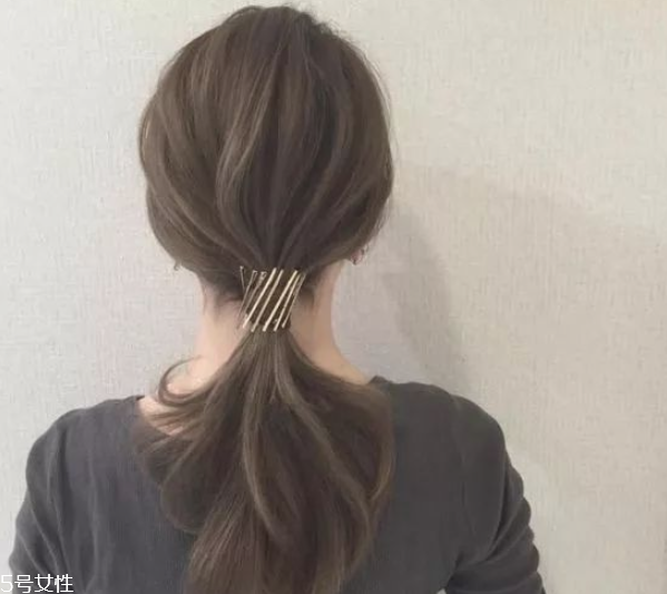 2018流行馬尾的扎法 簡(jiǎn)單的低馬尾編發(fā) 2018流行馬尾的扎法 簡(jiǎn)單的低馬尾編發(fā)