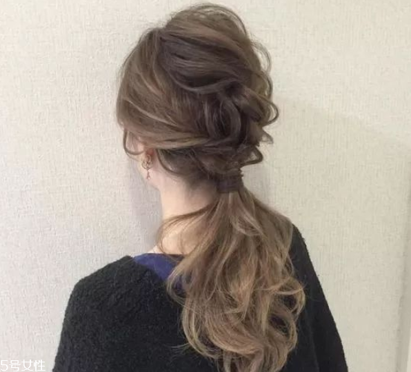 2018流行馬尾的扎法 簡(jiǎn)單的低馬尾編發(fā) 2018流行馬尾的扎法 簡(jiǎn)單的低馬尾編發(fā)