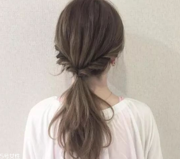 2018流行馬尾的扎法 簡(jiǎn)單的低馬尾編發(fā) 2018流行馬尾的扎法 簡(jiǎn)單的低馬尾編發(fā)