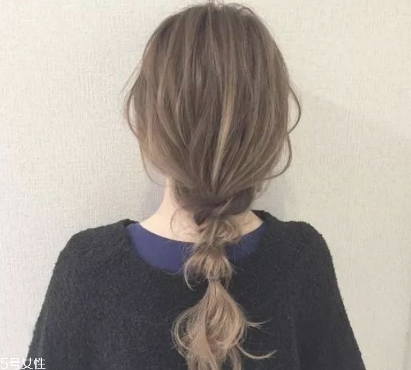 2018流行馬尾的扎法 簡(jiǎn)單的低馬尾編發(fā) 2018流行馬尾的扎法 簡(jiǎn)單的低馬尾編發(fā)