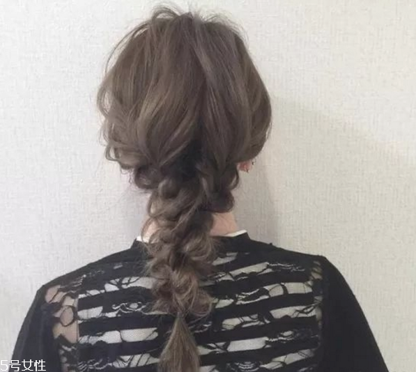 2018流行馬尾的扎法 簡(jiǎn)單的低馬尾編發(fā) 2018流行馬尾的扎法 簡(jiǎn)單的低馬尾編發(fā)