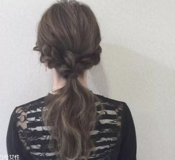 2018流行馬尾的扎法 簡(jiǎn)單的低馬尾編發(fā) 2018流行馬尾的扎法 簡(jiǎn)單的低馬尾編發(fā)