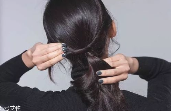 2018流行馬尾的扎法 簡(jiǎn)單的低馬尾編發(fā) 2018流行馬尾的扎法 簡(jiǎn)單的低馬尾編發(fā)
