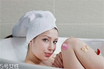 夏天洗澡用什么水 夏天洗澡用多少度合適 夏天洗澡用什么水 夏天洗澡用多少度合適