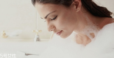 夏天洗澡用什么水 夏天洗澡用多少度合適 夏天洗澡用什么水 夏天洗澡用多少度合適