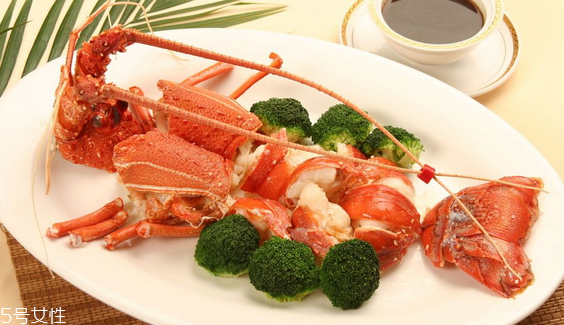 波士頓龍蝦頭里綠色的是什么？