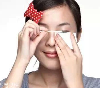 凡士林能當(dāng)眼唇卸妝液用嗎 凡士林能用在眼唇上嗎 凡士林能當(dāng)眼唇卸妝液用嗎 凡士林能用在眼唇上嗎