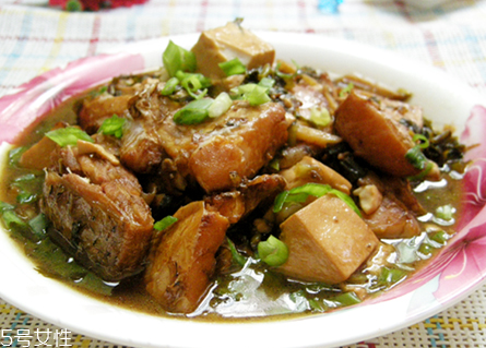 青魚肚子里有蝦能吃嗎？青魚吃蝦嗎？