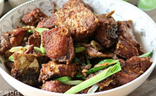 青魚肚子里有蝦能吃嗎？青魚吃蝦嗎？