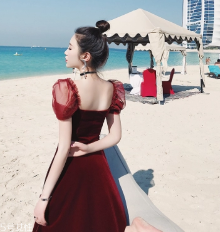 黃皮適合什么顏色裙子？什么顏色裙子適合黃皮女生？