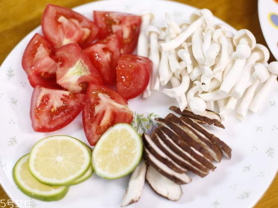 白玉菇能和西紅柿一起吃嗎？白玉菇能和番茄一起吃嗎？