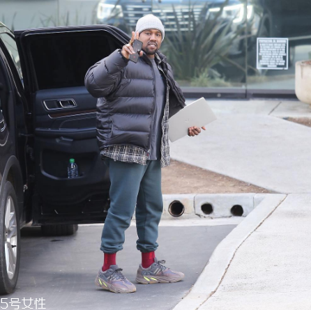 yeezy 700 mauve什么時候發(fā)售？椰子700灰紫色發(fā)售時間