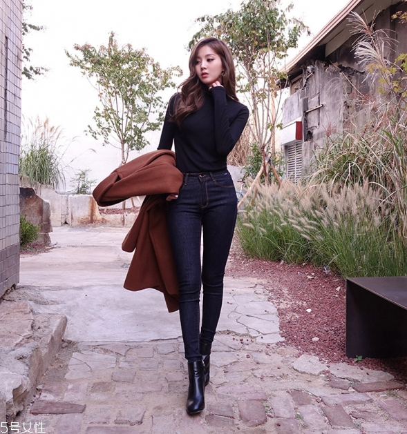 白色短褲配什么上衣 白色短褲怎么搭配上衣 白色短褲配什么上衣 白色短褲怎么搭配上衣