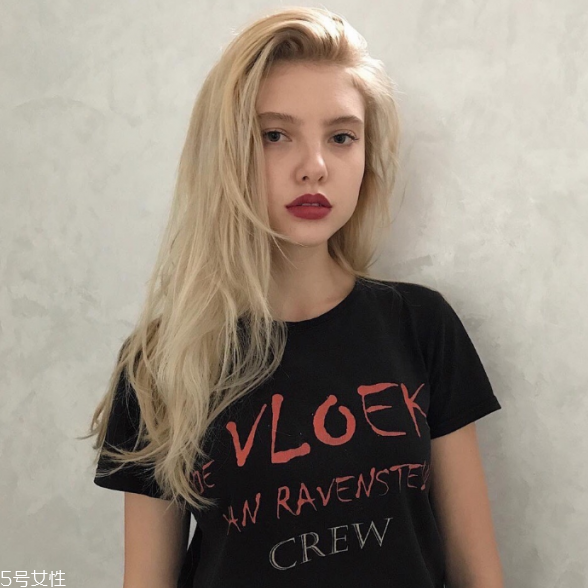 黑t恤變紅怎么辦 黑t恤怎么洗 黑t恤變紅怎么辦 黑t恤怎么洗